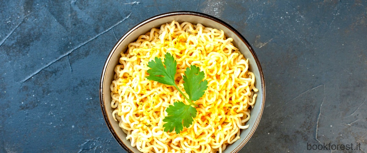 Gli spaghetti di ramen sono un tipo di pasta giapponese, tradizionalmente servita in una brodo di carne o pesce con vari ingredienti come carne di maiale, uova e verdure.