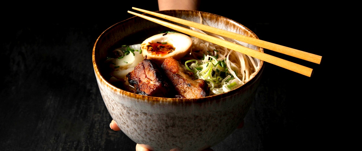 Gli udon sono una pasta giapponese tradizionale fatta di farina di grano. Sono spesso serviti in brodo con vari ingredienti come carne, verdure o frutti di mare.